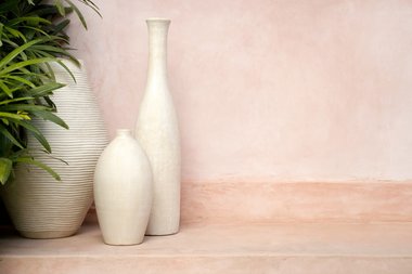 3 flotte og store vaser der står på gulvet